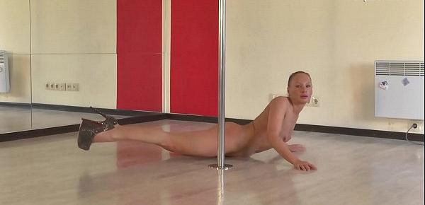  Sonka Nikolet super hot teen doing gymnastics